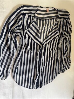 Striped Black and White V-Neck Blouse. /0041